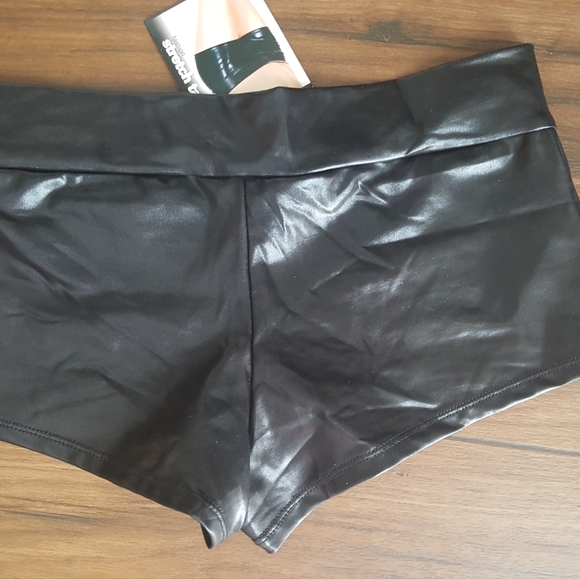 Music Legs Metallic Black Shorts - Picture 3 of 3